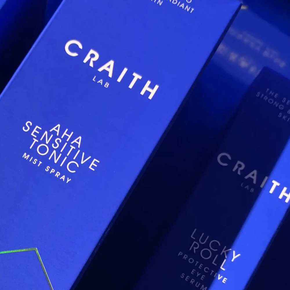 Blaue Verpackungen von CRAITH LAB, darunter AHA Sensitive Tonic