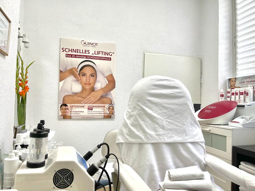 Behandlungsraum mit Hydradermie-Gerät und Guinot-Plakat im Studio
