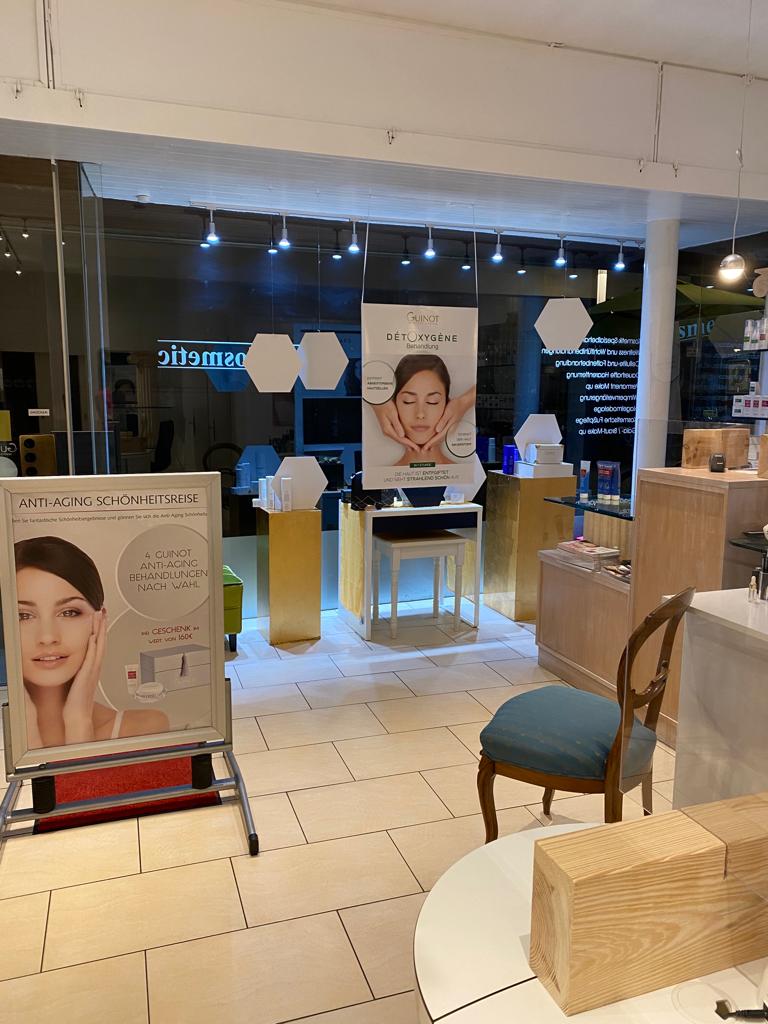 Blick in das Studio City Cosmetic mit Sesseln und Plakaten